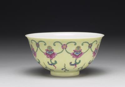 图片[2]-Tea bowl with floral scroll holding shou character on a carved yellow ground in falangcai painted enamels, Qianlong reign (1736-1795), Qing dynasty-China Archive